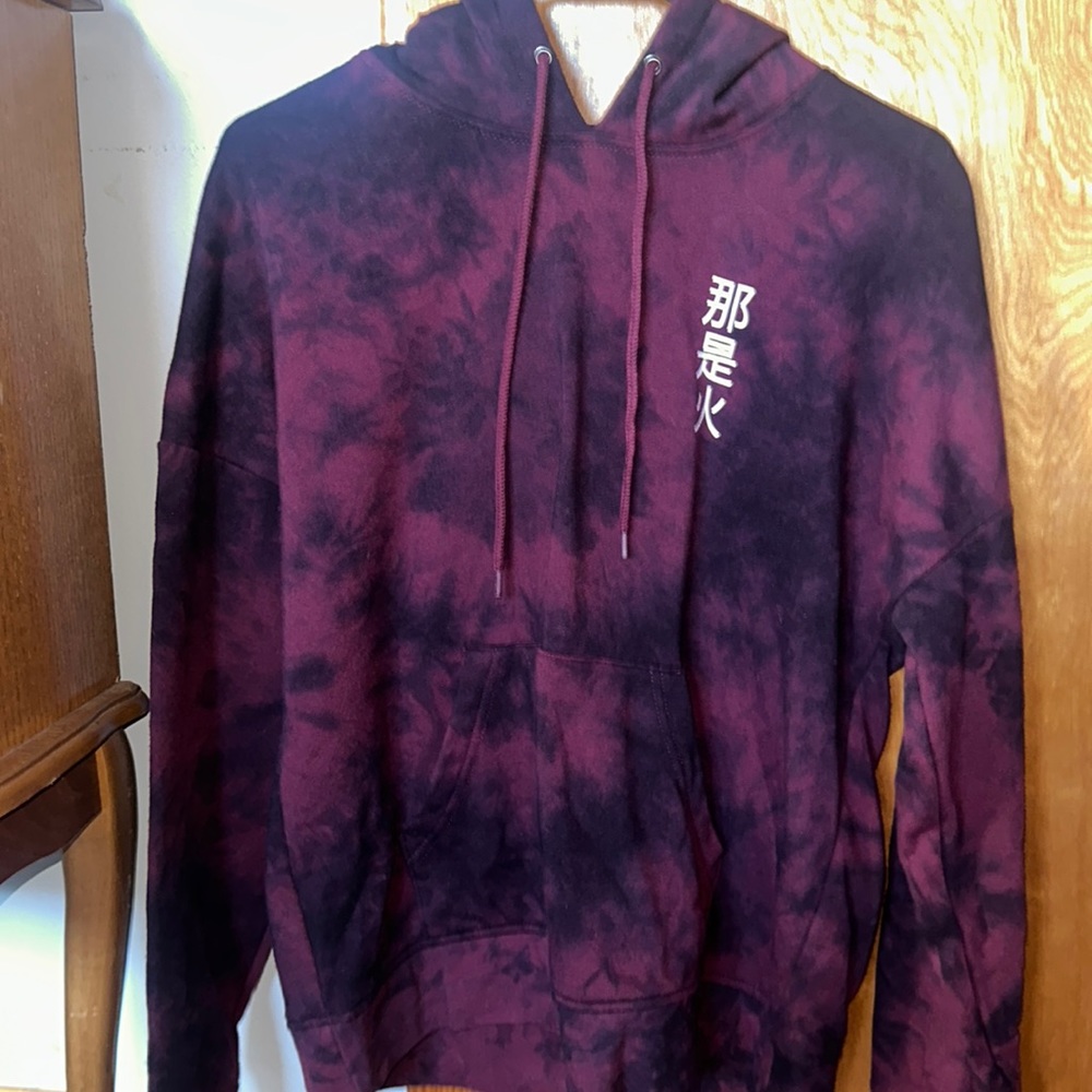A maroon tie-dye hoodie with lettering and a dragon print on the back.worn once.